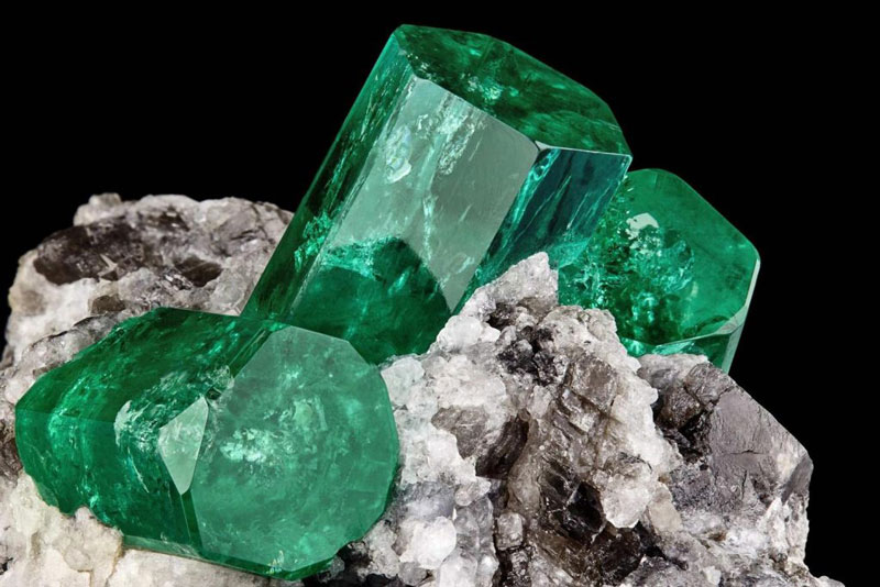 raw uncut emerald